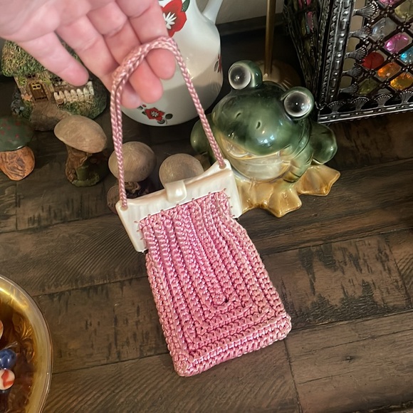 1950’s Marilyn Pivnick Pink Hand Crocheted Bakelite Frame Small Purse - Picture 4 of 12